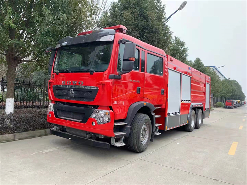 重汽豪沃12噸水罐消防車